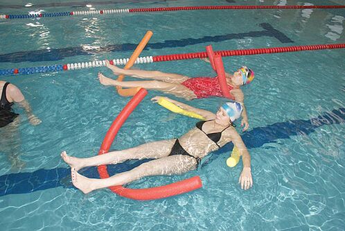 Při bolestech zad způsobených osteochondrózou hrudníku je nutné navštívit bazén