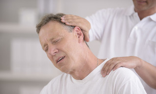Muž s osteochondrózou krku na recepci manuálního maséra